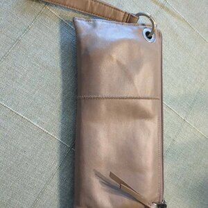 HOBO INTERNATIONAL VIDA Leather Wristlet Clutch Wallet, San Beige